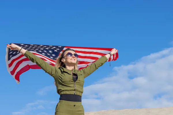 Γυναίκα Γυαλιά Ηλίου Και Στρατιωτικά Ρούχα Στυλ Σημαία Των Ηπα — Φωτογραφία Αρχείου