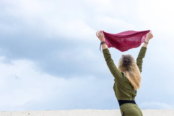 Concepto Libertad Vista Mujer Desde Espalda Sosteniendo Una Bufanda Roja — Foto de Stock