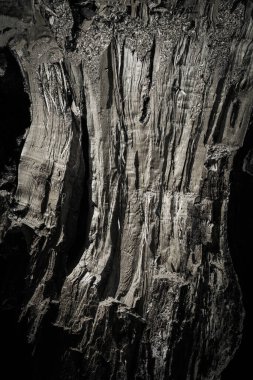 Dikey resim siyah ve beyaz ahşap eski doku arkaplanı.