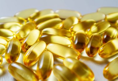 Balık yağı kapsüllerini kapatın. Omega 3 ahşap arka planda düzenlenmiş. Metnin için boşluk kopyala.