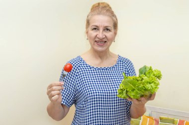 Mutlu son sınıf kadını taze salata yiyor..