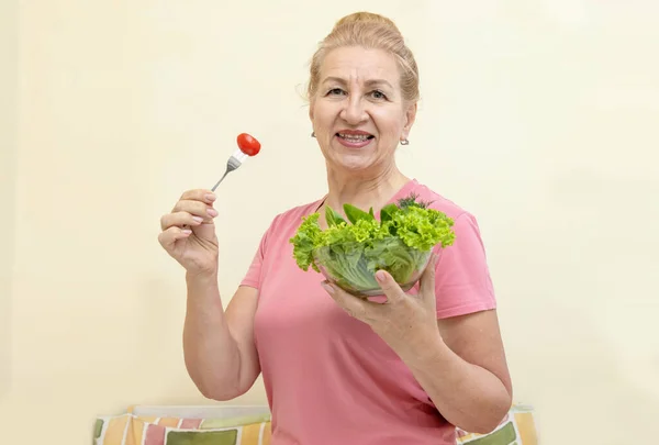 Portrét Šťastné Starší Ženy Která Čerstvý Salát — Stock fotografie