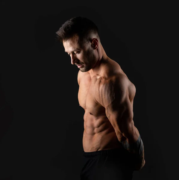 Siyah Arka Planda Yakışıklı Kaslı Erkek Vücut Geliştirici Güçlü Adam — Stok fotoğraf
