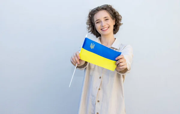 Молодая Красивая Женщина Вьющимися Волосами Флагом Украины Сером Фоне Стены — стоковое фото