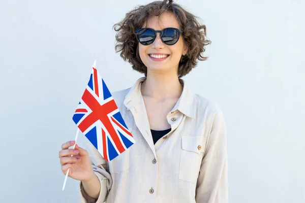 Портрет Молодой Красивой Женщины Солнечных Очках Флагом Великобритании Студентка Изучающая — стоковое фото