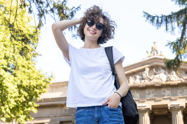 Giovane Studentessa Felice Viaggia Vacanza — Foto Stock