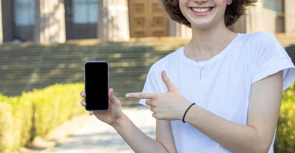 Close Uma Mulher Sorridente Apontando Para Sua Tela Branco Smartphone — Fotografia de Stock
