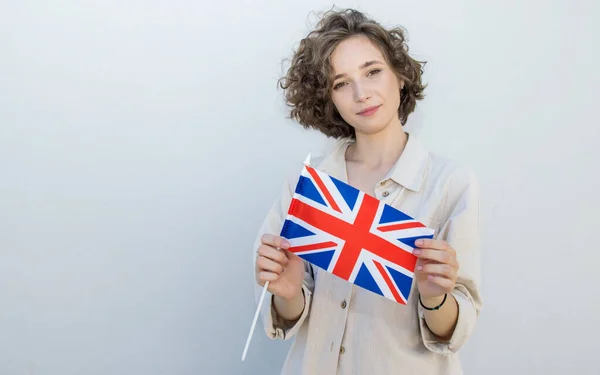 学生高举英国国旗的肖像 年轻女子举着英国国旗 — 图库照片