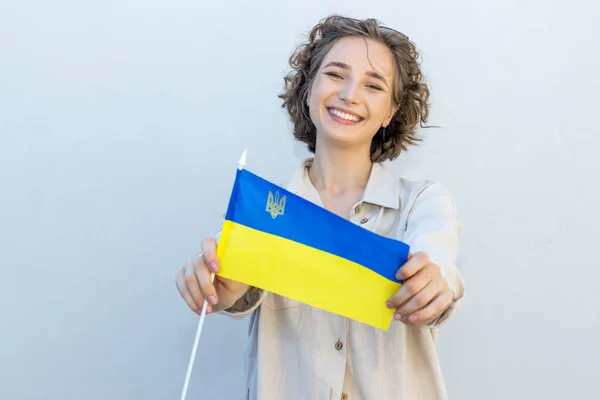 Молодая Счастливая Женщина Флагом Украины День Независимости Украины Концепция — стоковое фото