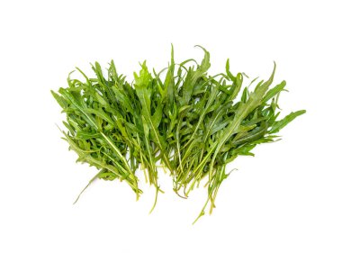 Beyaz masada yeşil roka yaprakları