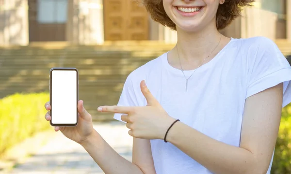 Крупным Планом Улыбающаяся Женщина Показывает Белый Пустой Экран Смартфона Указывает — стоковое фото