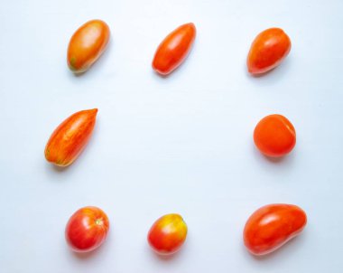 Üst manzara taze domatesler kare şeklinde yatar. Metni ortaya yerleştir.