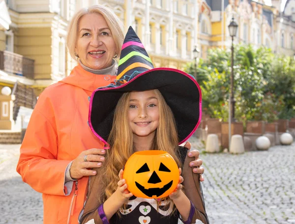 Grand Mère Petite Fille Souriantes Costume Sorcière Halloween Près Maison — Photo