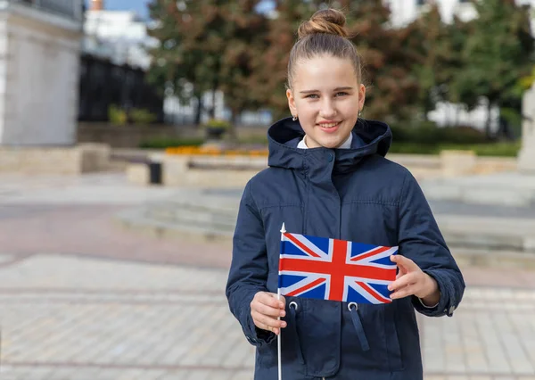 Nastolatka Flagą Zjednoczonego Królestwa Wielkiej Brytanii Nauka Angielskiego — Zdjęcie stockowe