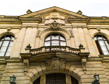 Poznan, Polonya 'daki Adam Mickiewicz Üniversite Kütüphanesi' nin antik tarz binasının ön cephesinin ayrıntıları..