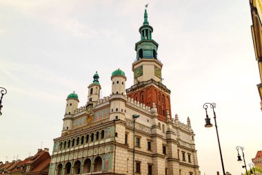 Polonya 'nın Poznan kentinin ana meydanındaki belediye binasının manzarası. Tarihi şehrin mimarisi..