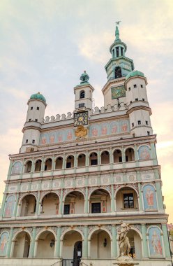 Polonya 'nın Poznan kentinin ana meydanındaki belediye binasının manzarası. Tarihi şehrin mimarisi..