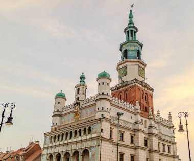 Polonya 'nın Poznan kentinin ana meydanındaki belediye binasının manzarası. Tarihi şehrin mimarisi..