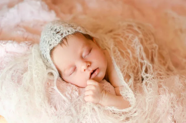 Pasgeboren Baby Slapen Een Zachte Pluizige Tapijt Gebreide Kleding — Stockfoto