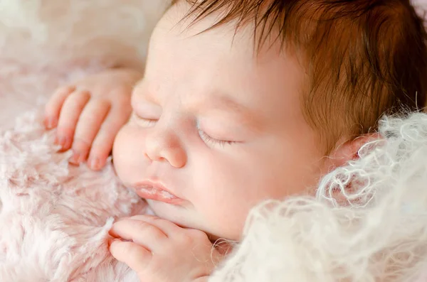 Close Van Pasgeboren Baby Slapen Een Zachte Donzige Dekens Verpakt — Stockfoto