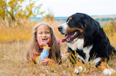 sonbahar üzerinde büyük köpek yanındaki kız yalan nın Sennenhund yürümek