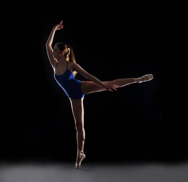 balet studio siyah arka plan, mavi mayo