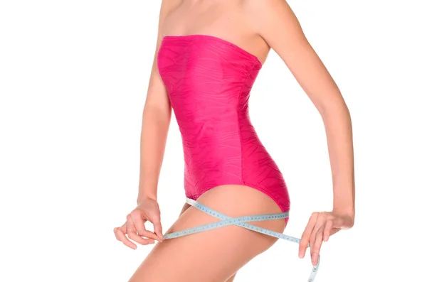 苗条的女性身体 在粉红色的泳衣 — 图库照片