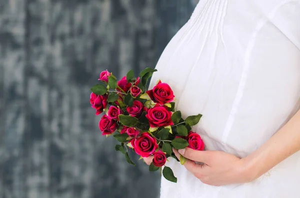Brzuch Ciąży Kobiety Biały Czerwonymi Kwiatkami Szarym Tle — Zdjęcie stockowe