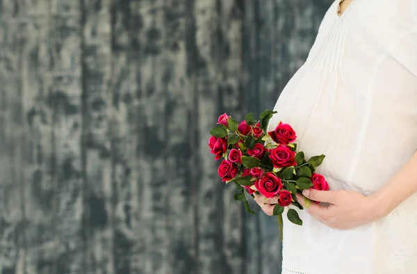 Buik Van Zwangere Vrouw Het Wit Met Rode Bloemen Grijze — Stockfoto