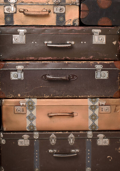 Куча изношенных чемоданов
