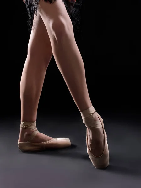 Balet Pointes Üzerinde Siyah Backgrownd Bacaklar — Stok fotoğraf