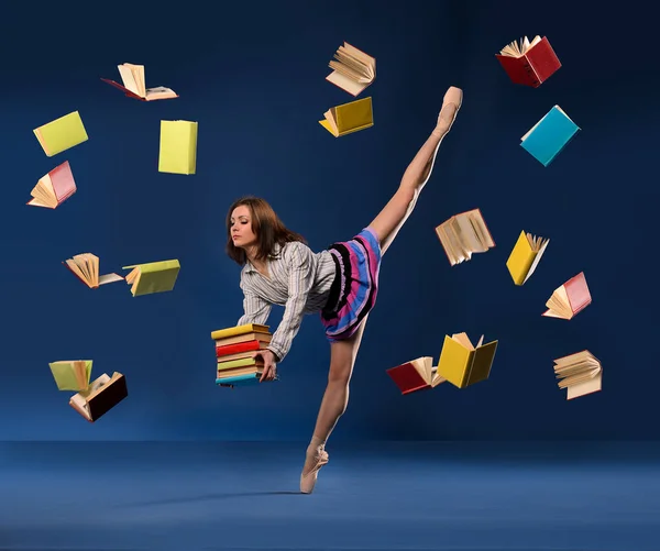 Bailarina Forma Colegiala Con Libros Pesados Pila Libros Voladores Alrededor — Foto de Stock