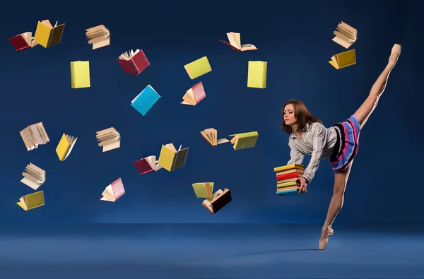 Balerin kız öğrenci ile yığın ağır kitap ve çevresinde uçan kitap şeklinde