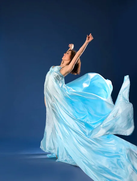 Dançarina Balé Fluxo Vestido Luz Fundo Azul — Fotografia de Stock