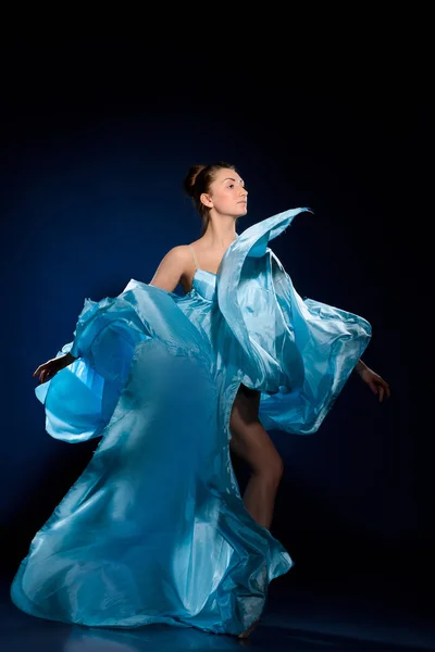 飛んで 花の形に舞うバレリーナ ドレス — ストック写真