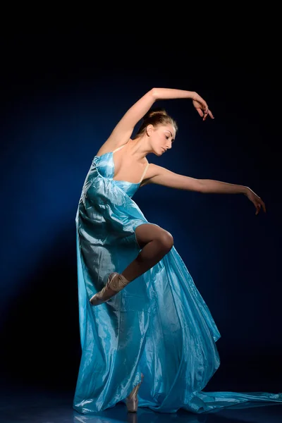 Schönheitsballerina Springt Fliegt Blauen Kleid Studioshooting — Stockfoto