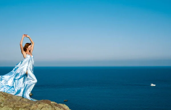 Roodharige Meisje Een Blauwe Jurk Vliegen Tegen Hemel Zee — Stockfoto