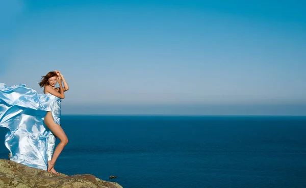 Rusovlasá Dívka Modrých Šatech Létání Proti Oblohy Moře — Stock fotografie
