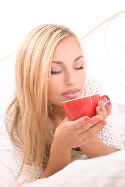 Chica Bebiendo Café Mañana Cama Taza Roja —  Fotos de Stock