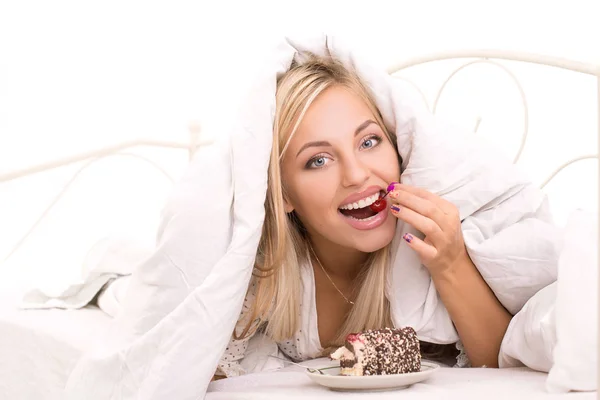 Girl Morning Bed Eating Cake — Stock Photo, Image
