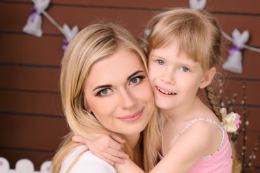 güzel ve mutlu anne ve kızı sarışın sarılma