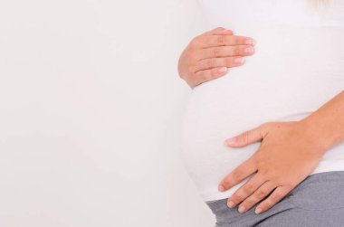 oryantal şefkatle tamamen beyaz bir arka plan üzerinde el ele tutuşarak hamile bir kadının yakın çekim