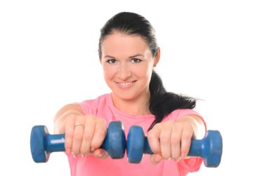 Tamamen beyaz bir arka plan üzerinde spor için kız elinde dumbbells ile giriyor