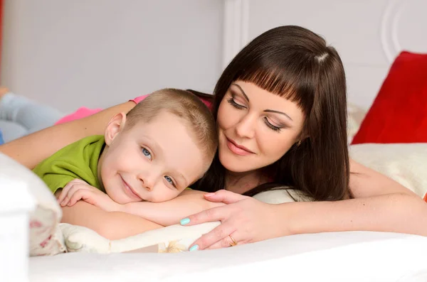 Mom Her Son Bed Mom Awe Looking Her Son — Stock Photo, Image