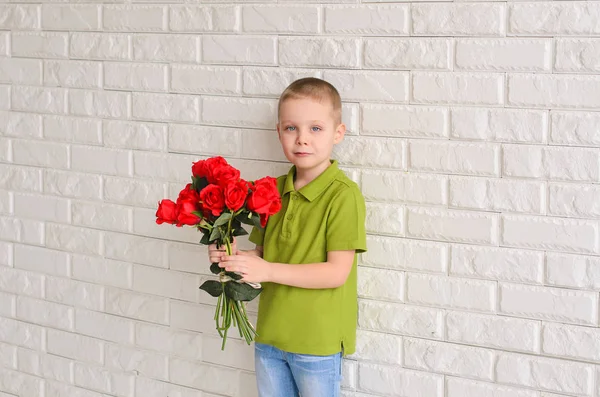 Niño Con Una Camiseta Verde Sosteniendo Ramo Flores Sobre Fondo —  Fotos de Stock