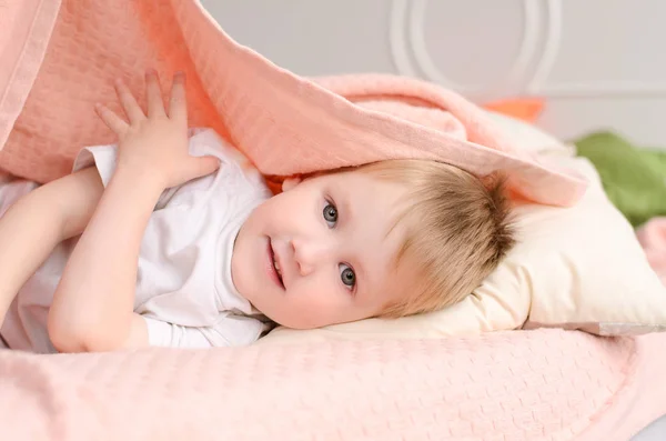 Blond Boy Lying Bed Pink Blanket White Pillow — Stock Photo, Image