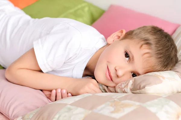 Niño Acostado Cama Almohadas Sus Manos Debajo Cabeza — Foto de Stock