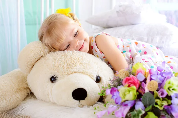 Mic Drăguț Blondă Fată Îmbrățișare Mare Alb Ursuleț Buchet Flori — Fotografie, imagine de stoc
