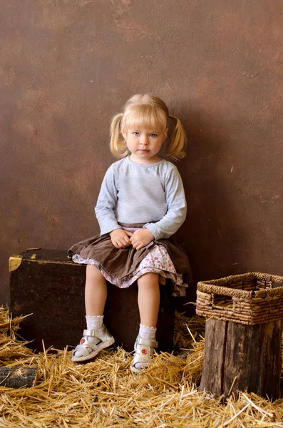 Blondes Mädchen Sitzt Katholischen Ostersonntag Auf Einem Koffer Auf Dem — Stockfoto