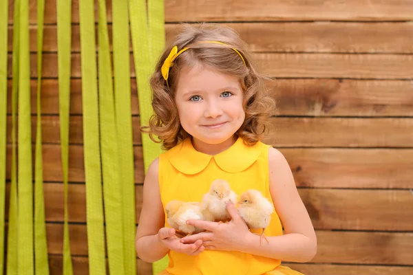 Menina Vestido Amarelo Com Galinhas Páscoa Católica Fundo Parede Madeira — Fotografia de Stock